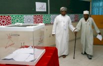 الإعصار يؤجل انتخاب رئيس مجلس الشورى العماني 