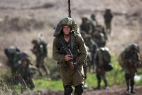 مقتل فلسطينيين بالرصاص بعد طعنهما جنديا إسرائيليا