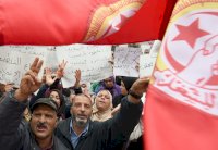 المئات يتظاهرون في تونس مطالبين بزيادة الرواتب