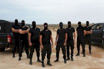 ملثمون يقودون المعركة ضد مهربي البشر في ليبيا