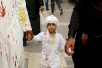 الشيعة يحيون ذكرى عاشوراء في كربلاء