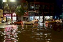 الأمطار تُعطل حياة بغداد وتغرق مخيمات النازحين