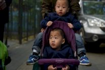 الصينيون يتلقون بفتور قرار السماح بإنجاب طفلين 