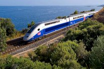 فرنسا تحوّل قطاراتها الى مكتبات رقمية