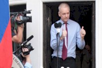 أسانج للصحافيين: إستبدلوا بريدكم الالكتروني بالعادي