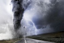 أربع محافظات يمنية بانتظار إعصار تشابالا 