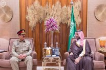 محمد بن سلمان يتباحث مع قائد الجيش الباكستاني 