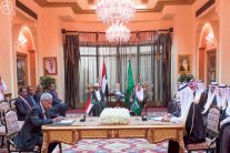 الملك سلمان يبحث مع الرئيس السوداني التعاون المشترك