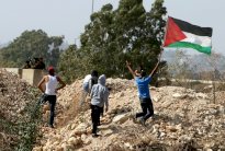 مقتل فلسطيني بعد صدم جنديين إسرائيليين