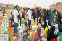 الكويت توزع مساعدات على لاجئين يمنيين بالصومال