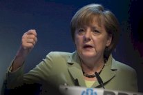 اشتداد الضغوط على ميركل بسبب أزمة اللاجئين