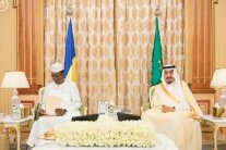 العاهل السعودي يعقد جلسة مباحثات مع رئيس تشاد