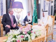 العاهل السعودي يستقبل رئيس المراجعة المالية الأميركي