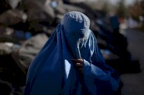 طالبان وزعماء حرب أفغان يرجمون امرأة حتى الموت