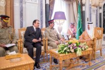 العاهل السعودي يستقبل قائد الجيش الباكستاني