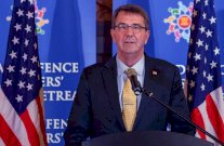 أشتون كارتر يزور حاملة طائرات في بحر الصين الجنوبي