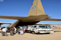 مركز سلمان يُسير طائرتين إغاثيتين لمطار سقطرى اليمني