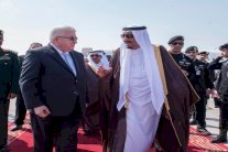 الملك سلمان يستقبل الوفود المشاركة في قمة الرياض