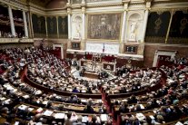 البرلمان الفرنسي سيصوت على تمديد الغارات في سوريا