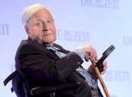 مستشار المانيا السابق هيلموت شميدت يصارع الموت