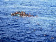 خفر السواحل اليونانيين: مئات اللاجئين مختبئين في يخت