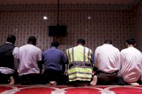 فرنسا تعتزم إغلاق مساجد تخرِّج التشدد الديني