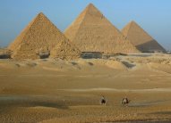 مصر تضئ هرم خوفو بألوان أعلام لبنان وفرنسا وروسيا