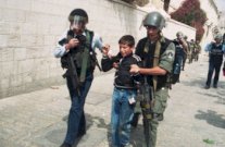 إسرائيل تدرس سجن صغار الفلسطينيين