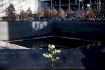 دقيقة صمت عند نصب 11 سبتمبر بنيويورك تضامنا مع فرنسا