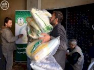 السعودية: توزيع كسوة الشتاء للسوريين في لبنان