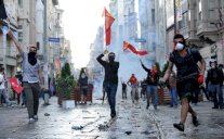 متظاهرون أتراك يهاجمون خطأ قنصلية هولندا