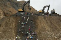 مئة قتيل والبحث جار بعد الانهيار الأرضي في بورما