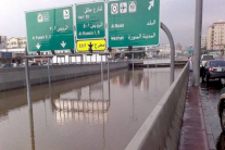 وفاة ثمانية أشخاص جراء الامطار والفيضانات في السعودية