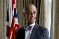 أقوى رجل أسود في بريطانيا نشأ في منزل بلا مرحاض