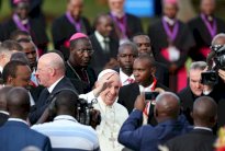 البابا يدعو الى محاربة الفقر واليأس محركي الارهاب