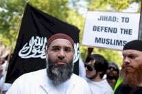 بريطانيا تعتقل الداعية الإسلامي المتشدد أنجم شودري