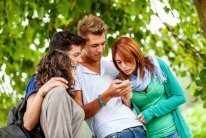 الشباب يخصصون ما يعادل يوما كل أسبوع لهواتفهم الذكية