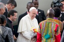 البابا يندد بجر الشباب إلى التطرف لتنفيذ هجمات وحشية