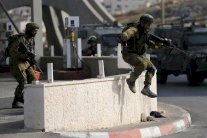 طعن إسرائيلي والشرطة تصيب المنفذ بالرصاص