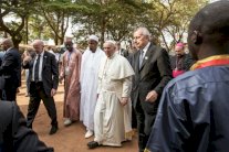 البابا يزور مسجدًا في حي مسلم محاصر في بانغي