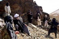 طالبان تأسر 15 جنديا بينهم اجنبيان بعد هبوط مروحيتهم 