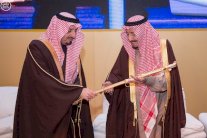 الملك سلمان يسلم الفائزين جائزة الملك خالد في دورتها الخامسة