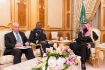 ولي العهد السعودي يلتقي قائد القيادة الوسطى الأميركية