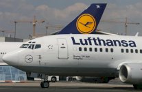 السيطرة على رجل بعد محاولته العبث بباب طائرة أثناء تحليقها