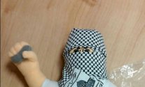 اسرائيل تصادر دمى فلسطينية ملثمة بالكوفية