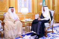العاهل السعودي يبحث جدول أعمال قمة الخليج مع الزياني
