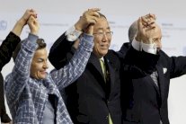 195 دولة تقر في باريس اتفاقا حول الاحتباس الحراري