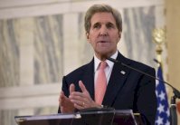 كيري: تصريحات ترامب تهدد الامن القومي