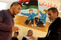 طلاب بنغازي يعودون الى ما تبقى من مدارسهم رغم الحرب