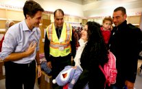 جاستن ترودو يستقبل 163 لاجئًا سوريًا وصلوا إلى كندا